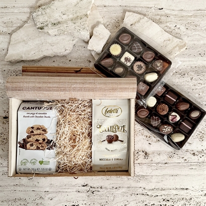 Bambusæske fyldt med Belgisk chokolade og Italienske snacks.